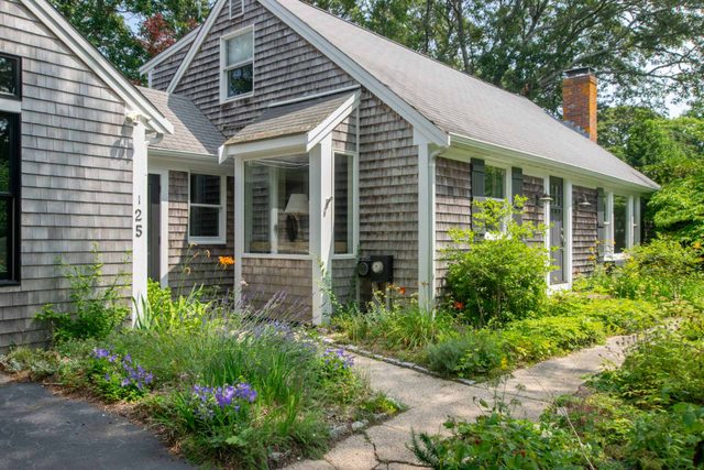 5 Min drive to Beaches and private backyard!