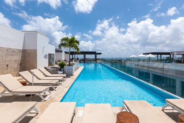 Rooftop Pool, Balcony, Jacuzzi, 1 Block to 5th Ave