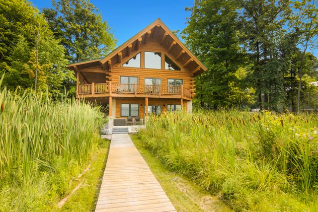 The Clam Shell | Hot Tub | Water Front | Kayaks — Bellaire, MI