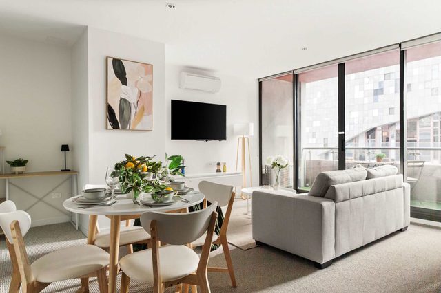 A Plush 2BR Apt Next to Southern Cross Station