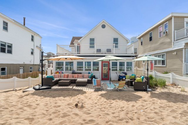 Adorable Renovated Beachfront Retreat w/ Private Deck — Salisbury, MA