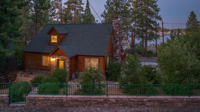 Cozy 3BR Cabin · Near Village, Lake & Slopes