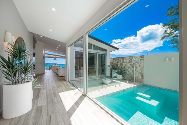 Coastal Haven Retreat - Luxe Airlie Beach Holiday Home