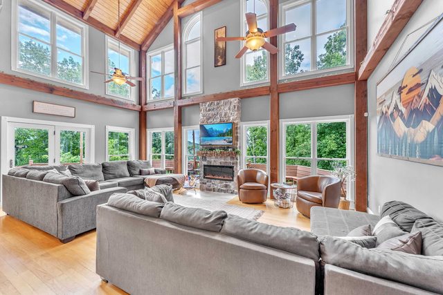 Hot Tub, Theater & Deck - The Retreat at Wildwood!