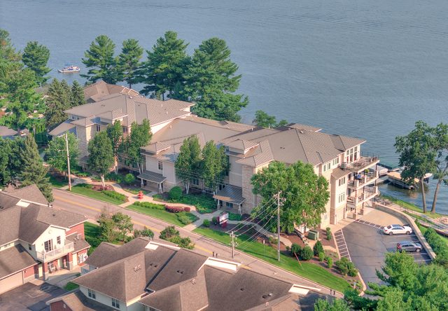 Family-Friendly Lakefront Condo in WI Dells