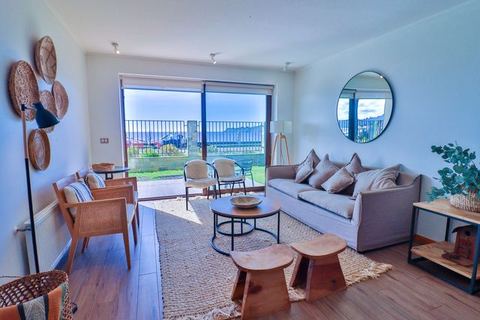 HOM 2-bed with central heating and parking