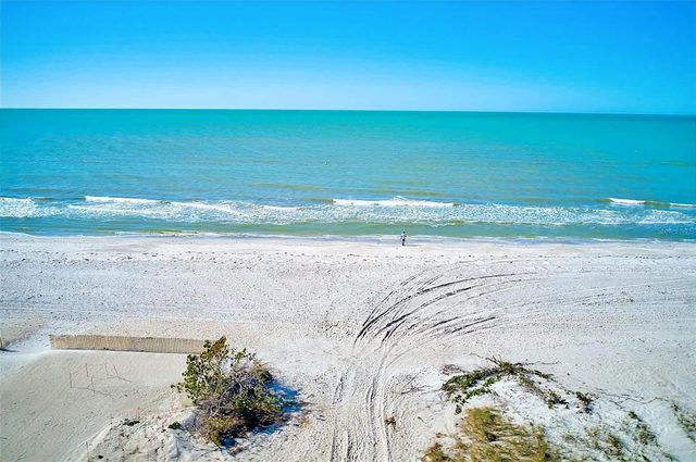 Beach Bungalow Sunset Views Steps to the Beach — Indian Rocks Beach, FL