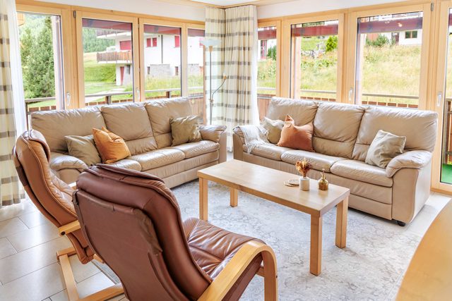 Ski-in/ski-out apartment, glacier views, sleeps 6