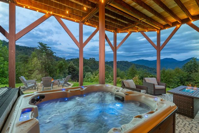 Stunning Mtn Views • Hot Tub • Firepit • Sleeps 10 — Waynesville, NC
