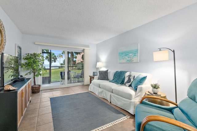 Gone Coastal l Steps to Beach l Sleeps 6