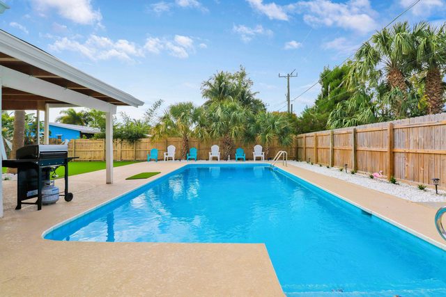 Downtown Beach Cottage - Heated Pool