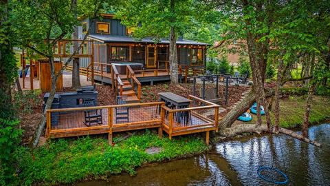 Creekside Luxury • 3 Ensuite Bedrooms — Cosby, TN