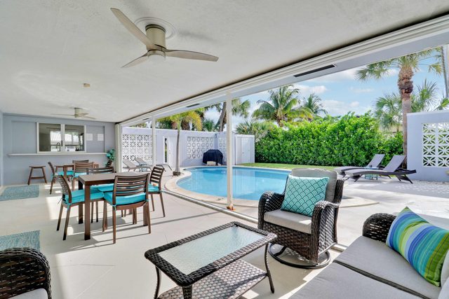 4 Bedroom Pool Home - Walk to the Beach!