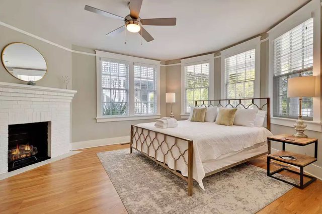 4BR Group Retreat, Walk to King St