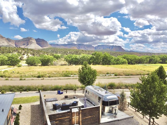 Luxury Airstream near Zion Private Hot tub & Sauna — Orderville, UT