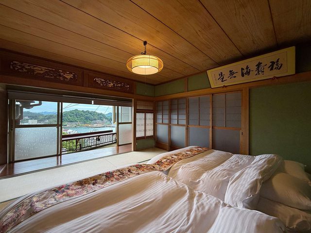 Hilltop House Scenic Stay with City Views