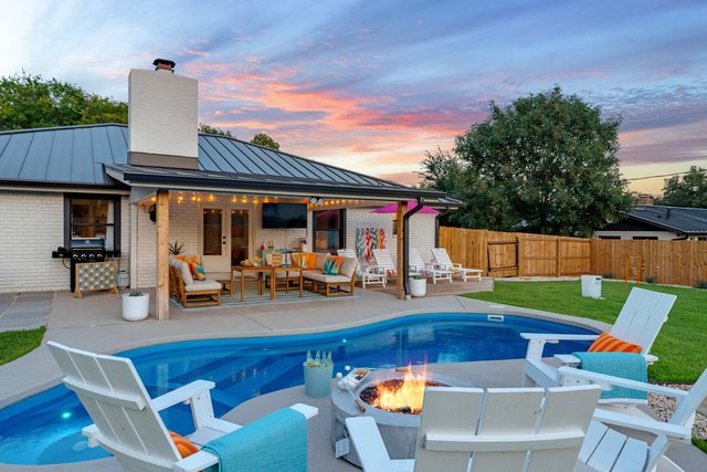Club Fritz - Karaoke Lounge, Pool & Hot Tub