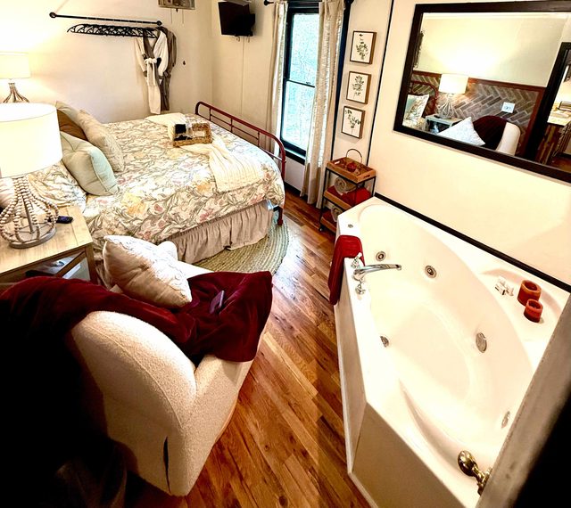 Ridgeway Bed & Brksfst Suite, Full Kitchen, Slps 4 — Eureka Springs, AR