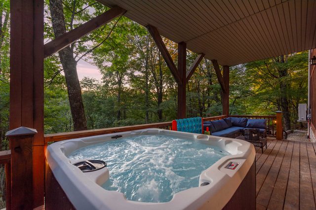 Wolf Summit Retreat • Sleeps 14 • Arcade