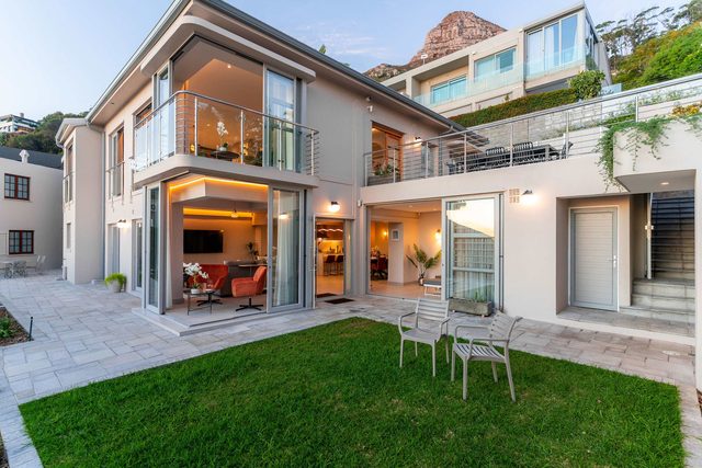 Ocean Views, Sleeps 15 - Lisburn on Clifton Villa