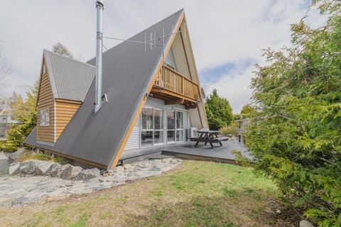 Cozy Lake Tekapo Chalet with Mountain Views