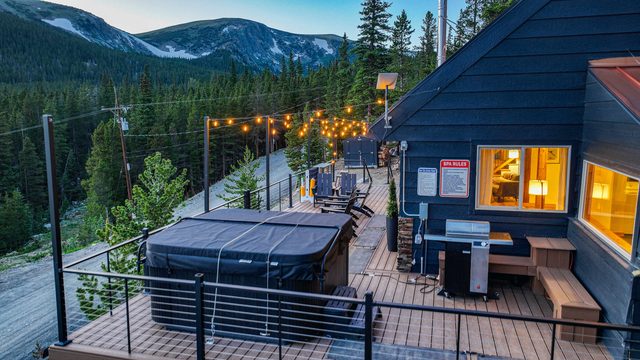Skyline Lodge with Private Sauna & Hot Tub