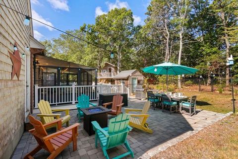 Hot Tub, Sauna, Ping Pong Table, Treehouse and Fire Pit!