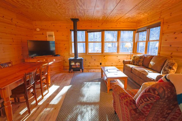 Happy Pines 2BR Cabin w/ King & Twin Beds