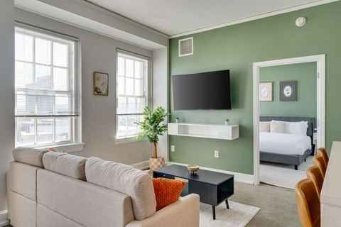 Spacious Suite | FREE parking | Fast WiFi + Gym | DT