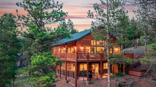 Woodland Park Lakeview Log Cabin + Hot Tub & Sauna — Woodland Park, CO