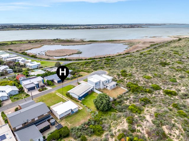 5 Sir George Ritchie Beachside House w/ River Views & Walk to Beach