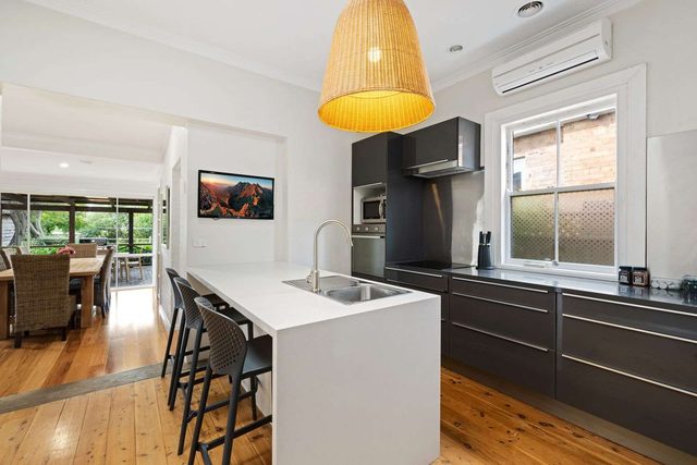 Hideaway on Edward - 3 Bed, 2 Bath - Walk to town