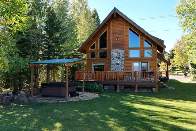Cozy Cabin w/ Hot Tub Near Yellowstone