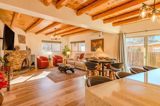Walk to the Plaza, Kiva Fireplace, Fun Patio
