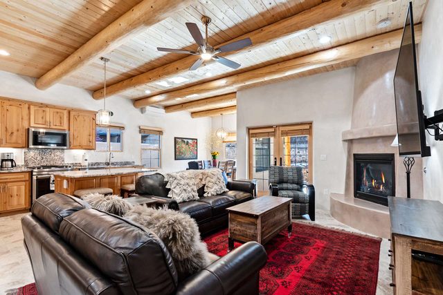 Spacious Family Home, Walk to Plaza and Fort Marcy