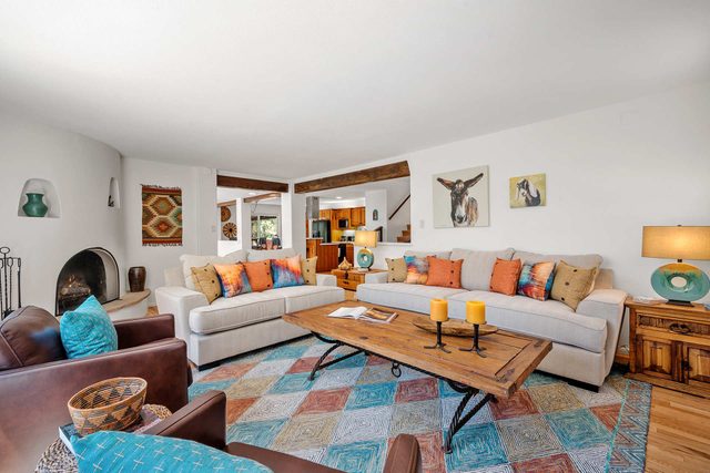 Kiva Fireplaces, Great Views, Walk to the Plaza