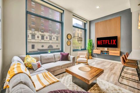 Luxe Flat w/ Heated Pool & Sauna • Gym•Heart of DT — Cleveland, OH