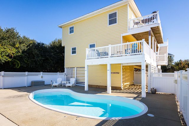 Corolla Getaway with Private Pool, 5 mins to Beach