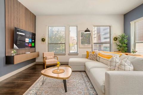 Luxe Flat w/ Pool & Free Parking•Walk to Riverwalk — San Antonio, TX