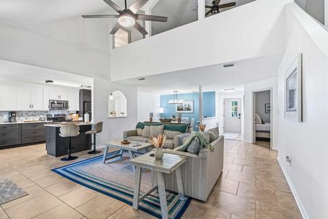 Spacious retreat w/fire pit, ping pong & BBQ — Gulf Breeze, FL