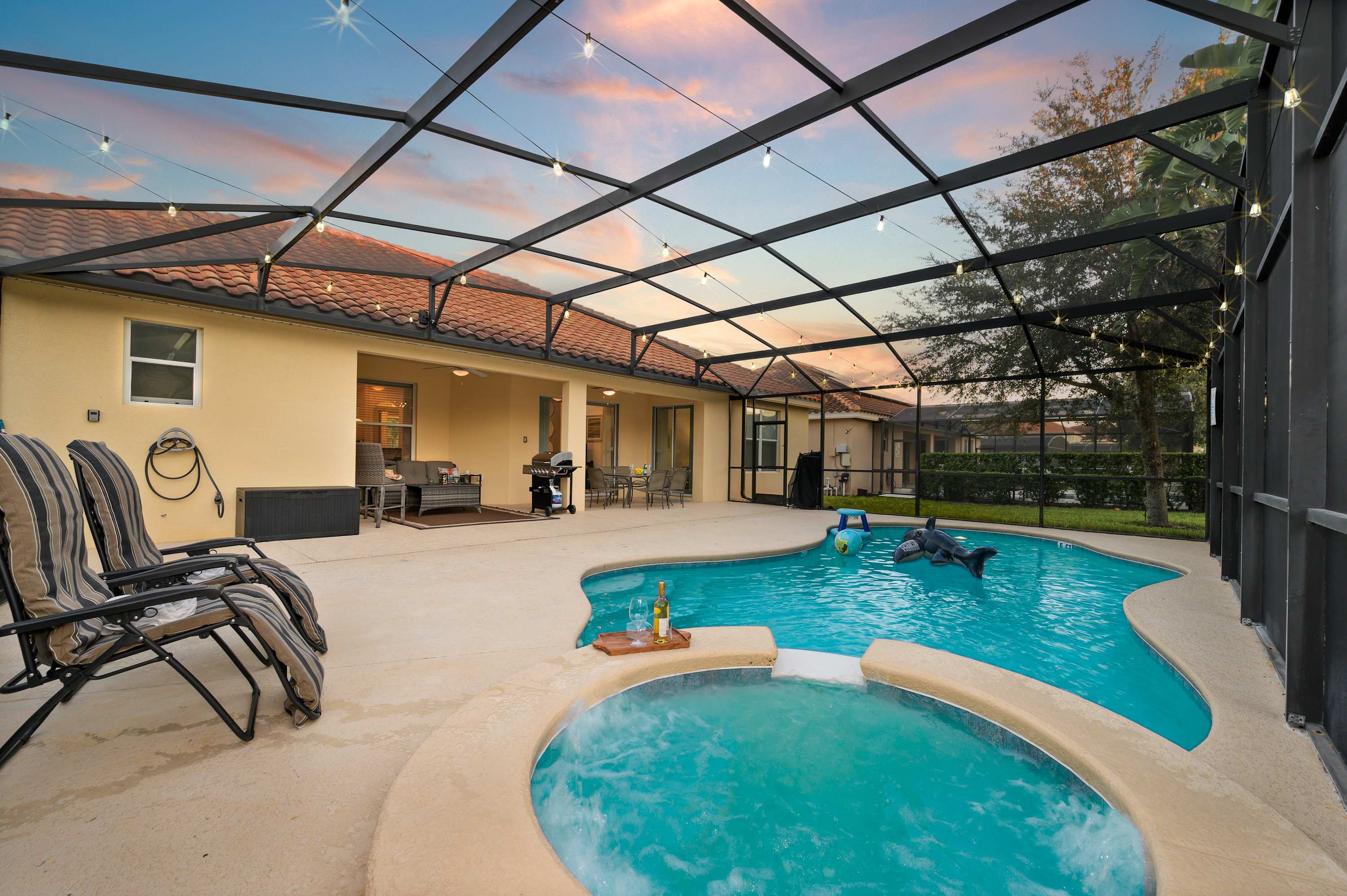 Family villa w/private pool & water-park access