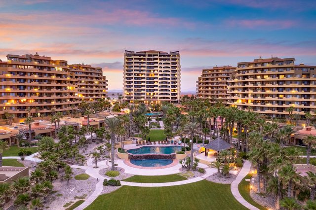Luxury 2BR Beach Views Tennis Swim-Up Bar B301