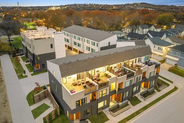 6 Mins to Broadway! Lux Design+Rooftop, Sleeps 12!