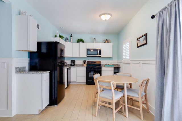 Gorgeous Apartment on Mango St. Steps to Beach