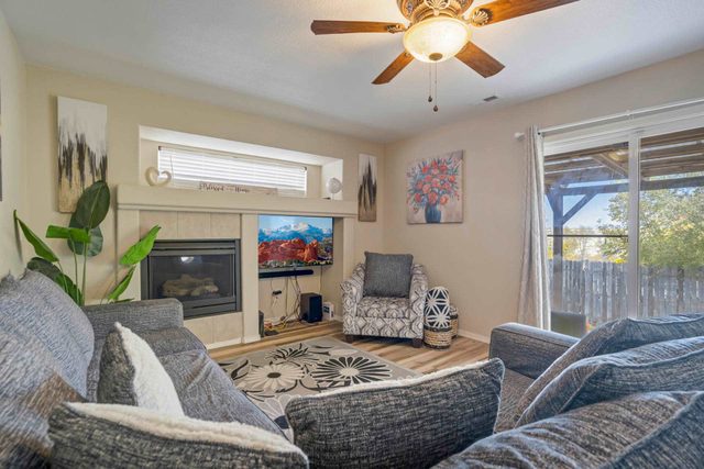 4BR w Fireplace, Backyard, BBQ, near Peterson AFB