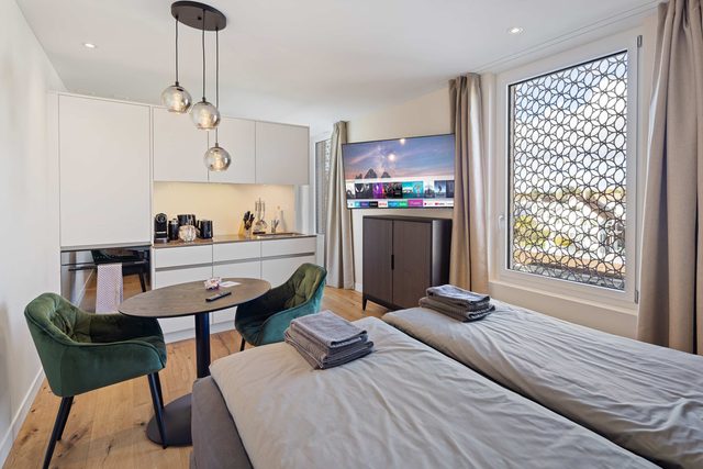 Premium | Modern | Park | Wash | Cook | 15'Airport