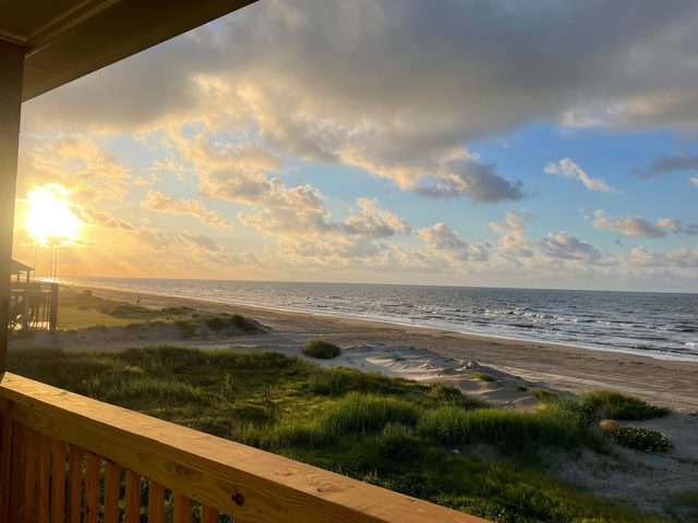 Sea Bean, Brand New Beachfront Beauty, Sleeps 6 — Crystal Beach, TX
