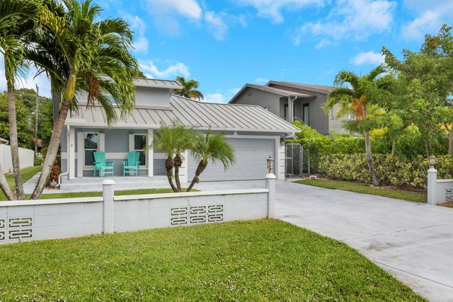 Stunning 4BR Home w/ Heated Pool & Spa- Near Beach