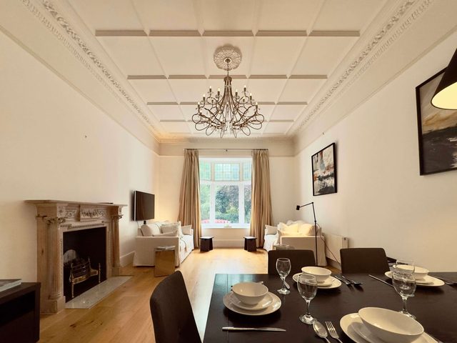 Grand South Ken Sanctuary | Fire Place | Courtyard — London, England