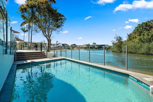 Broadbeach Waterside 2BR Luxury Apt